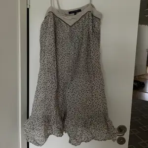 Gullig kort klänning, strl S, aldrig använd, från french connection
