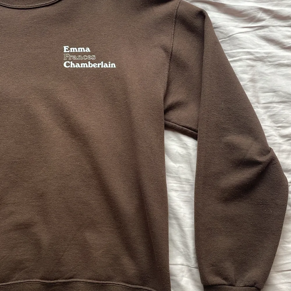 En sweatshirt från Emma Chamberlains egna märke, väldigt skön bara synd att jag inte kommer till någon användning av den! Storlek M men skulle definitivt passa S🩷. Tröjor & Koftor.