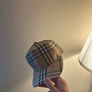 Burberry keps äkta - Burberry kepa till sommarn Köpt förra sommar i Storbritannien  Skick 9/10
