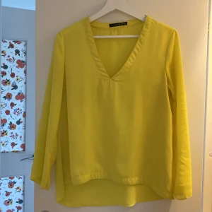 Gul blus/linne - Gul blus/linne, härligt material 