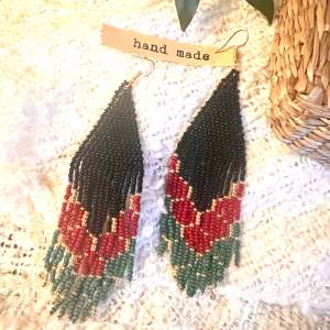 Handgjorda örhängen i svart, rött, grönt och guld 
