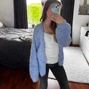 Blå/lila kofta veromoda  - Nyskick då den endast har använts en gång. super fin och superskön från veromoda