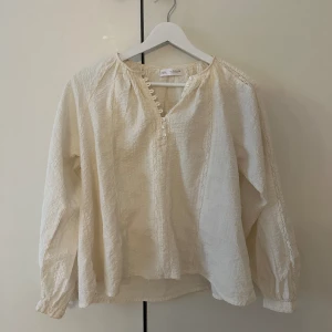 Zara blus - Säljer denna superfina beiga blusen från zara💞 Den är i jättefint skick utan defekter! Strl 164 och skulle säga att den motsvarar XS. 