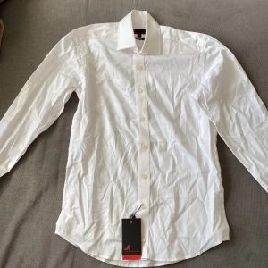 Helt ny skjorta från dressman - Skjortan är helt oanvänd. Nypris 400. Storlek 37/38 ungefär small