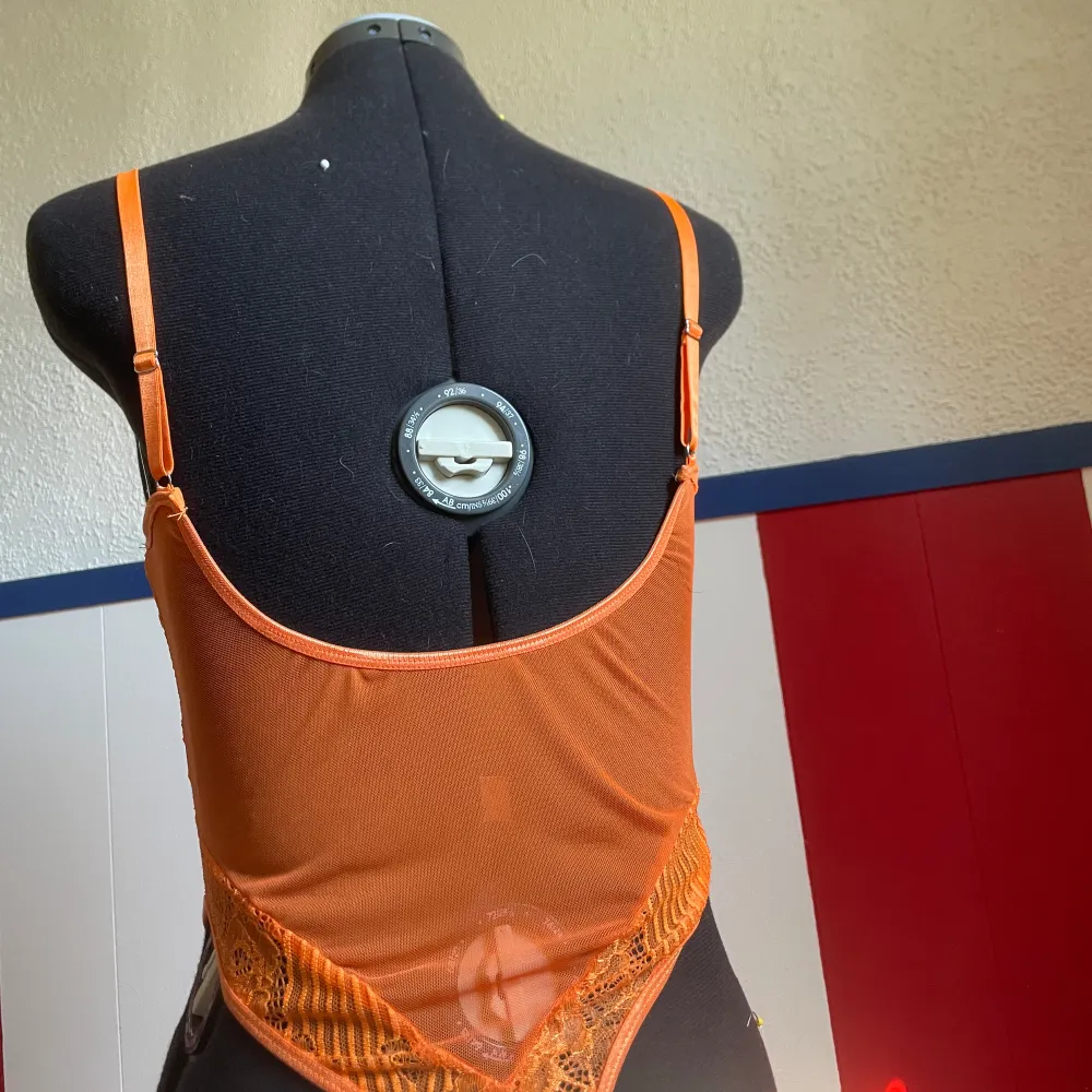 Super fin mesh body/lingerie i en unik orange färg! . Toppar.