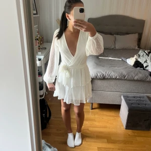 Studentklänning  - Jättefin vit klänning, perfekt till student eller konformation! Köptes på Ginatricot för ca 2 år sedan, finns ej kvar! Har bara använts 1 gång och är därför som ny! Nypris 399 💘Strl 32 men passar perfekt 32/34/36 