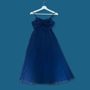 Marinblå balklänning som endast är använd 1 gång. Perfekt till en lärarmiddag eller bal. Storlek 36 (S) men sitter som XS-S. Längd: 90cm Midja: 30 cm. Nypris: 999 kr. 