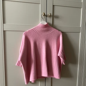 Stickad polo - Stickad rosa polotröja. Fin till vita jeans/vit kjol och jeansjacka. Knappt använd. Märke Sixty Days.