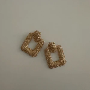 Örhängen (som nya) - Örhängen använda en kväll, så gott som nya.