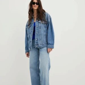 Jeansjacka  - Blå superfin jeansjacka men är tyvärr lite för stor💓 