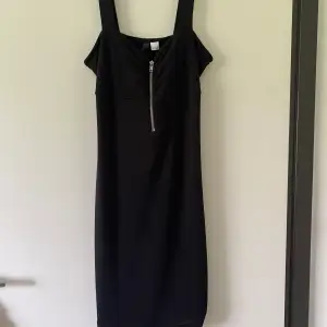 En fin svart klänning som går att ha till det mesta den är knappt använd och är i fint skick. Den har en liten slit vid ena sidan. Fläckfri. Fler bilder kan skickas vid intresse. Frakt ingår ej