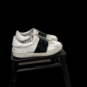 Valentino  - Säjer mina valentino då ja har tröttnat på dem, skorna är 7/10 i skick