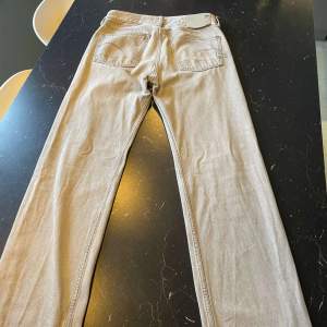 Gstar jeans som är sparsamt använda  och även köpta på gstars egna hemsida byxorna är i storlek W28 L32. Tveka inte att skriva för svar på frågor (priset inte hugget i sten).