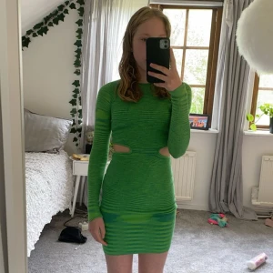 Fin klänning❤️ - Fin klänning från new yorker. Kan användas till mycket, har använt den på både julen och sommaren så den passar till nästan vi allting. Köpt för 399 kr!🩷Priset kan diskuteras🥰