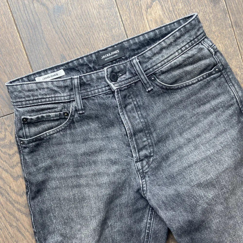 Ett par sjukt snygga Jack and Jones jeans! Grymt bra skick, endast använda ett par gånger | Slim-striaght passform | Storlek 28/32 | Nypris runt 700kr, mitt pris endast 100kr. . Jeans & Byxor.