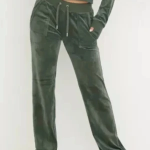 Gröna juicy byxor  - Säljer mina gröna juicy byxor för de kommer inte till användning längre.💖skriv till mig för flera frågor💕💕