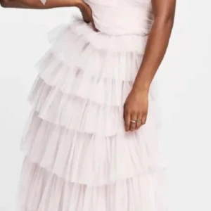 Säljer! - Säljer/intresse kol! Jätte fin klänning från asos i storlek xs/s. Säljs inte längre. Lägg pris förslag men minst 1400💗 köpt på Plick. Den har en viss missfärgning under armhålorna men det är inget man tänker på. Kan vara möjligt att få bort.