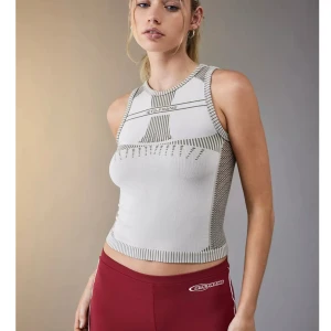 Crop top Urban Outfiters - Skick: 5/5 aldrig använt  Nypris: 400kr 