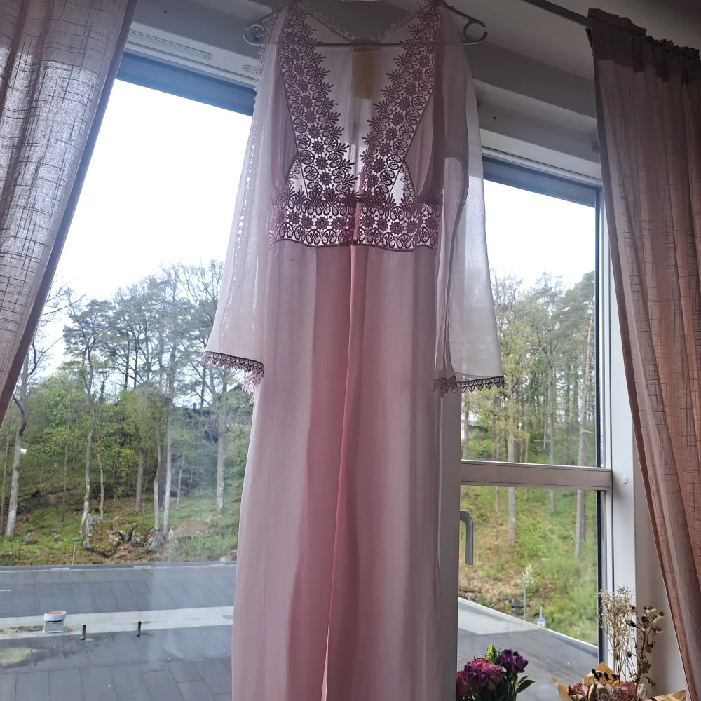 Gorgeous Pink Vintage Nightgown - YSL France tag shown in the pictures. Size S-M It is in amazing conditions, has a few very small details from usage, but it is basically like new. I got it from a vintage store so I have no authenticity certificate.. Klänningar.