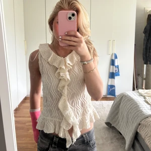 Gina blus - Jättefin blus från Ginatricot Young. Är i storlek 170! Jag är 170 och den sitter bra på mig. Jag brukar i vanliga fall ha storlek X eller XS! Perfekt till sommaren. Säljer då jag inte använder den. Bra skick, aldrig använd! !!Nypris 359kr!!!