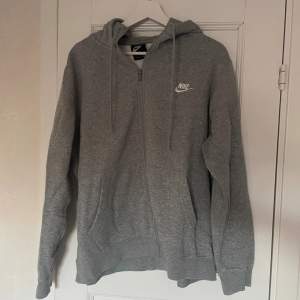 En Nike zip hoodie varit använd mellan 5-10 ggr  Storlek L