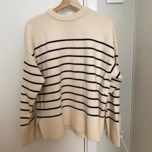 Randig tjocktröja - Oanvänd och jättefin randig tjocktröja. Köpt för 350 kr. Lite tjockare material, men ändå stretchigt.