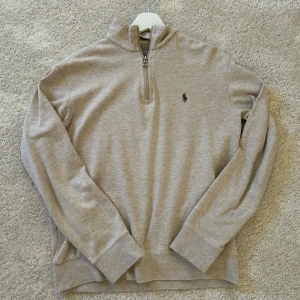 Ralph lauren quarterzip - Säljer denna snygga Ralph lauren Quarter-Zip Pullover. Storlek: S. Säljer pågrund av att den är för liten. Qr kod fungerar! Nypris: 1999kr. Säljer för 599! 8/10 skick