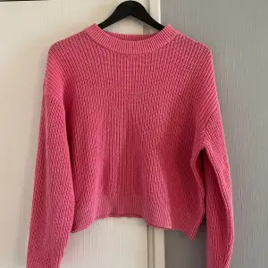 Jätte mysig och fin rosa stickad tröja. Köpt på H&M och storleken är XS. Pris 100kr😊