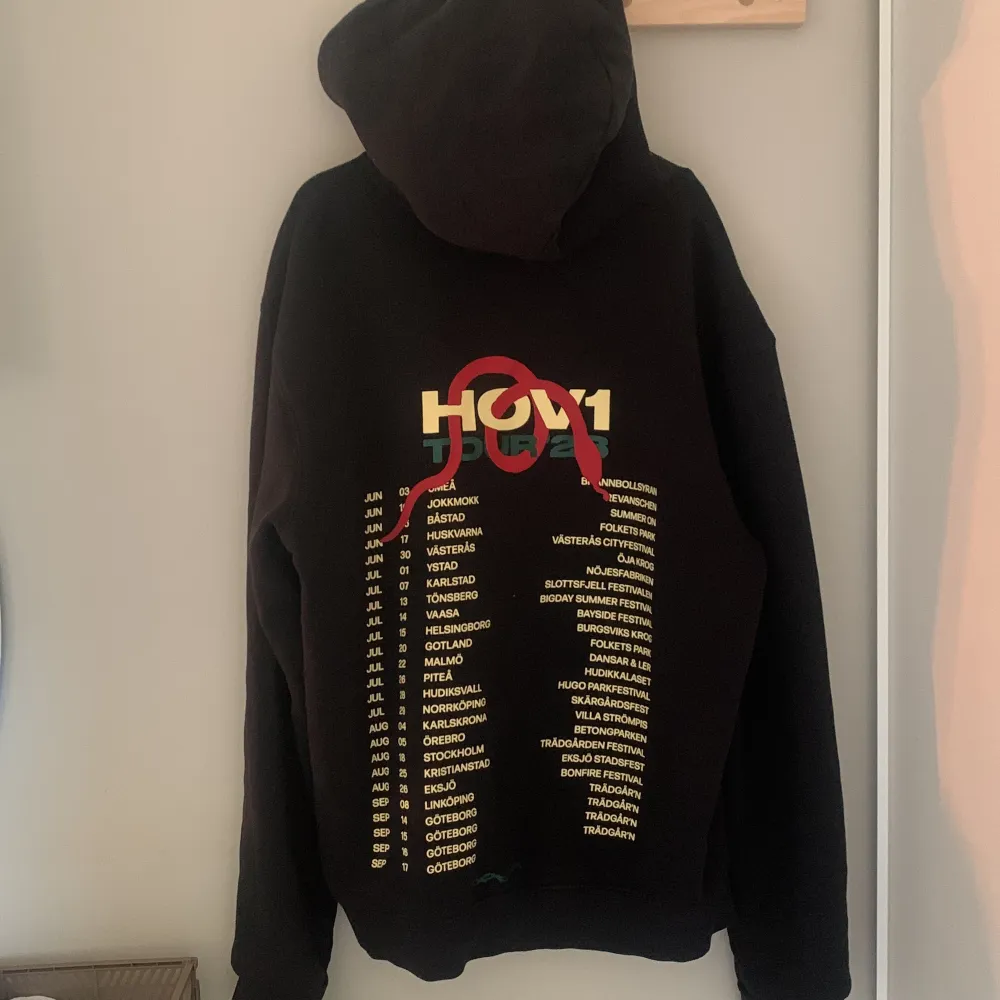 Säljer denna as snygga hov1 hoodie köpt föra året på deras konsert för 600kr använd en fåtal gånger, den känns som helt ny om det är några frågor så är det bara o fråga💘. Hoodies.