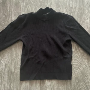 Långärmad tröja - En långärmad tröja med hög krage som inte kommer till användning. Den är väldigt stretchig.