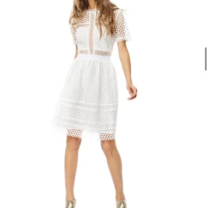 By malina klänning  - En super snygg studentklänning för er som letar, denna by malina klänningen är helt oanvänd . Frågor eller fler bilder skriv gärna 🥰