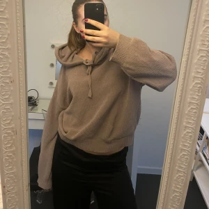 Stickad hoodie - Säljer denna stickade luvtröjan, jättemysig och fin (har en defekt se bild)