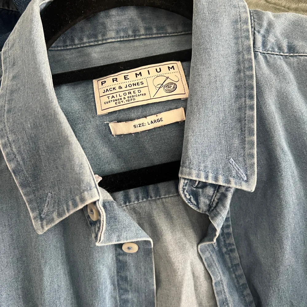 En jeansskjorta herr från Jack & Jones i storlek Large! Jättebra skick. Säljer för 120kr 💙. Skjortor.
