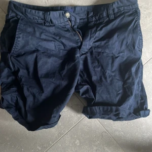 Shorts Gant  - Hej, säljer dessa nästan nya gant shortsen! Om ni har funderingar över shortsen är det bara att höra av sig! Nypris 700kr