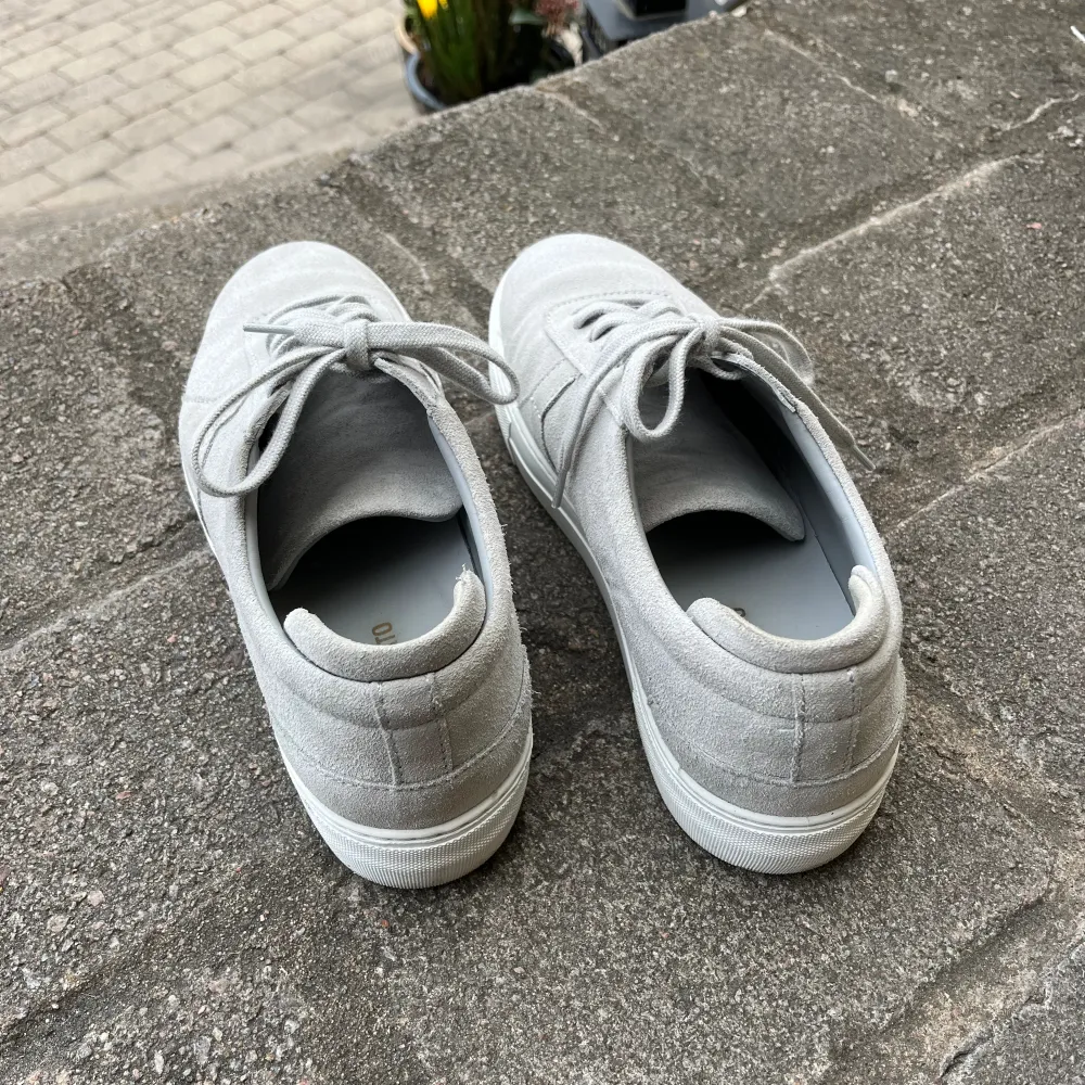 Arigato skor inköpta sommaren 2023. Suuper fint skick! Så snygg och klassisk sko, passar till allt!🤩. Skor.