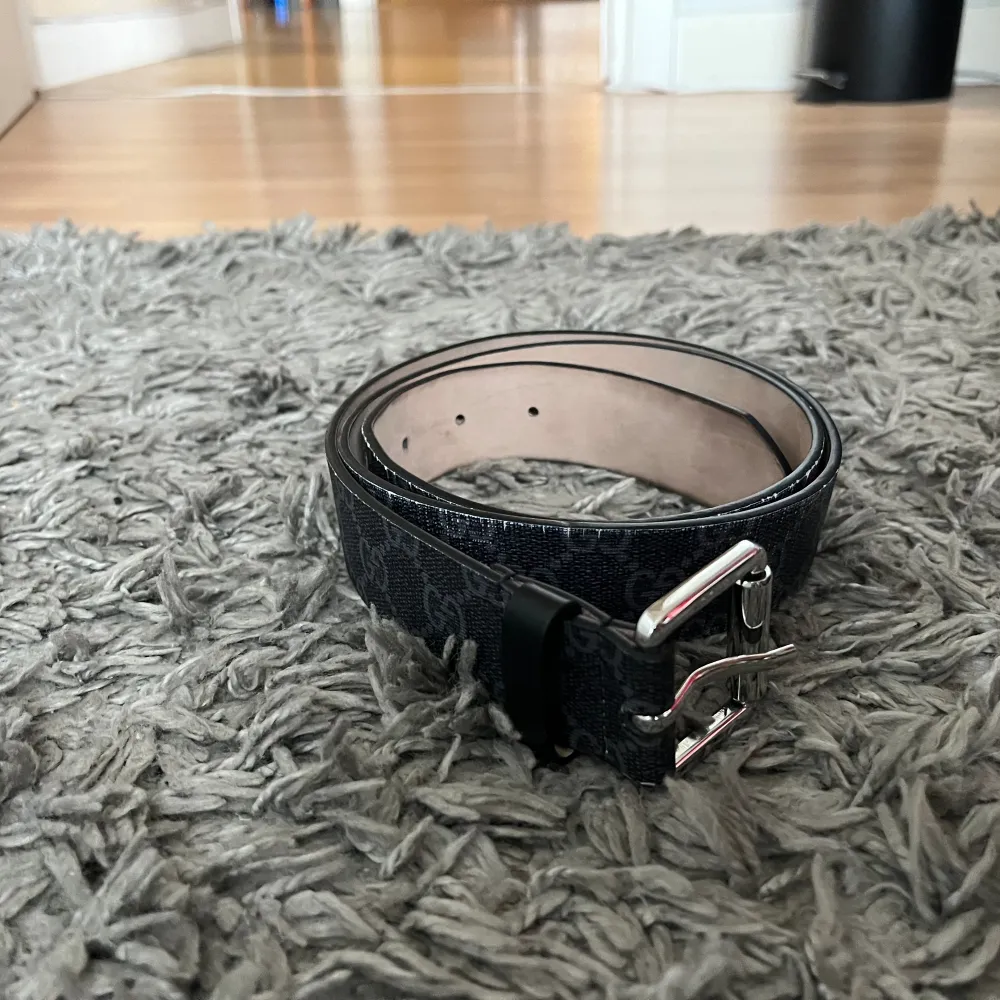 Äkta gucci bälte köpt på VersetaireCollect! Kvitto finns men boxen bortappad i och med en flytt tyvvär Cond 8/10. Accessoarer.