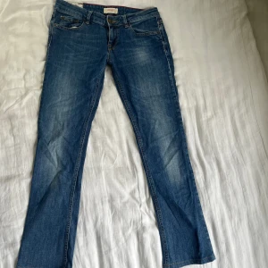 Lågmidjade jeans  - Midjemått( rätt över): 39cm  Inerbenslängd: 73cm   Köp dem via ”KÖP NU” eller Swish  
