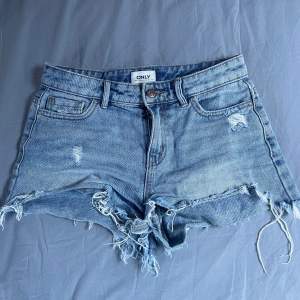 Säljer dessa as snygga jeans shorts från ONLY😍 Säljer då jag inte längre använder dem. Inga defekter osv. 250kr + frakt💕💕