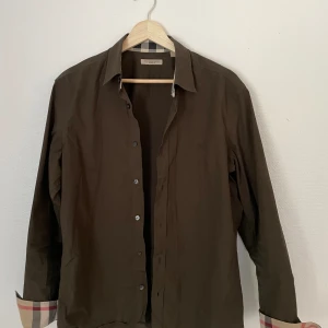 Burberry skjorta  - Säljer en mörk grön burberry skjorta i storlek M Skick 9/10 