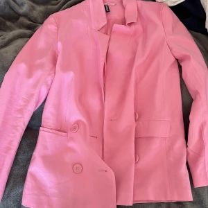 Kavaj - Säljer denna kavaj från H&M  Den har en liten fläck under en av fickorna!!! 