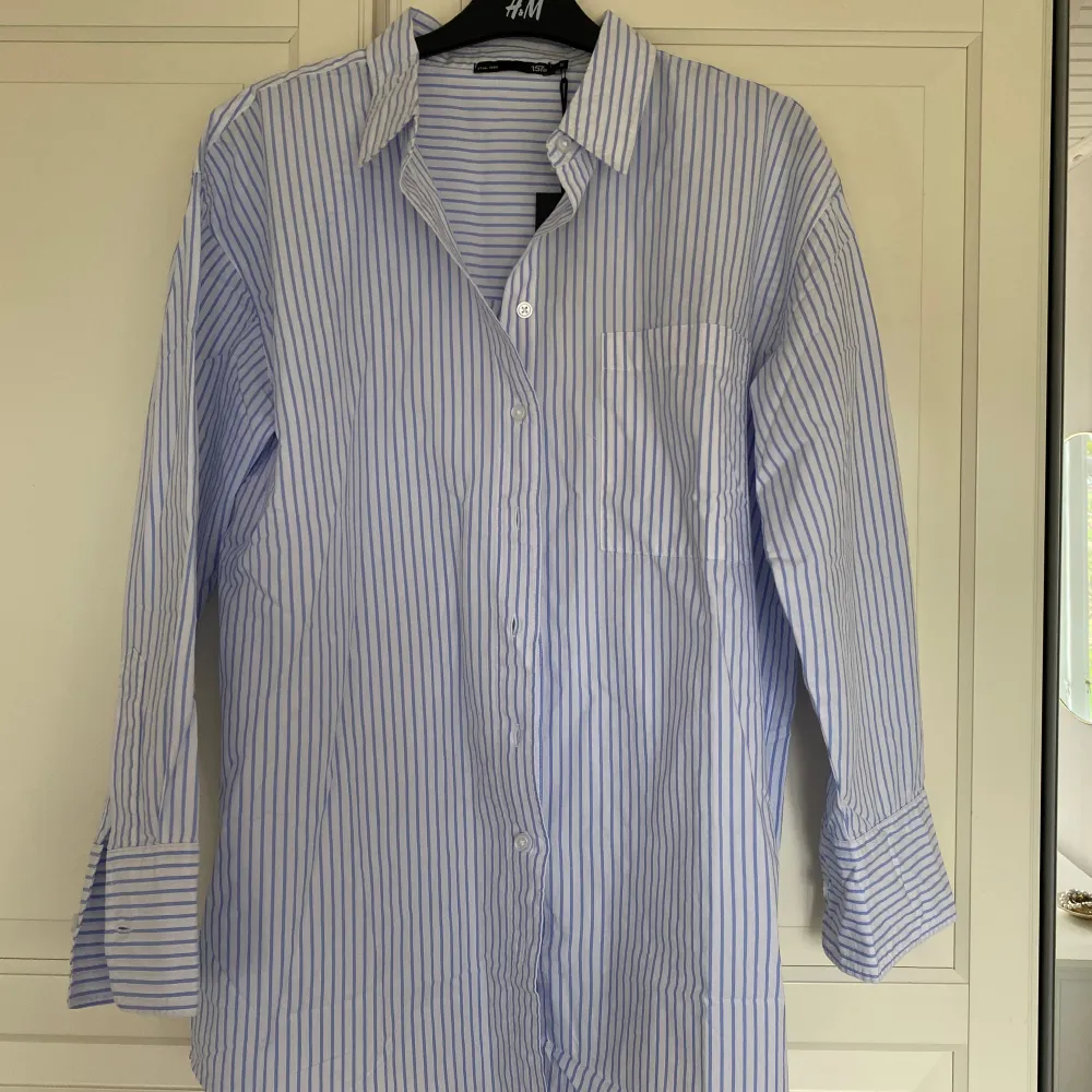 Hej, säljer den här jättefina skjortan som är HELT ny, aldrig använd.😇(skjortan är blå och vit randig). Detta är storlek S men skjortan är lite oversized i modellen. Skriv gärna vid frågor om skjortan osv☺️ . Skjortor.