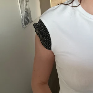 Zara T-shirt - T-shirt med detaljer på axeln. 