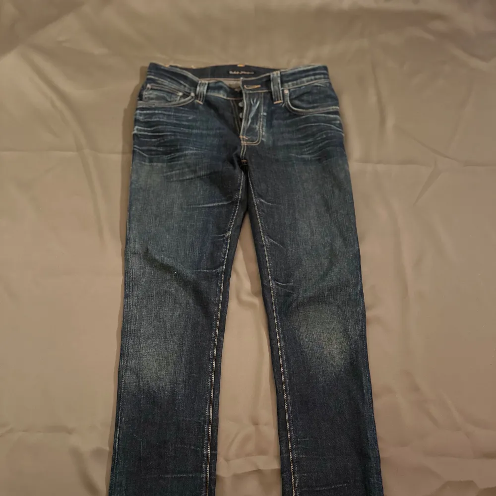 Nu har vi fått in i lager dessa sjukt snygga Nudie jeans med en as goo tvättning. Storleken på jeansen är 31/32. Vid frågor och funderingar är det bara att kontakta oss 🤝🏻. Jeans & Byxor.