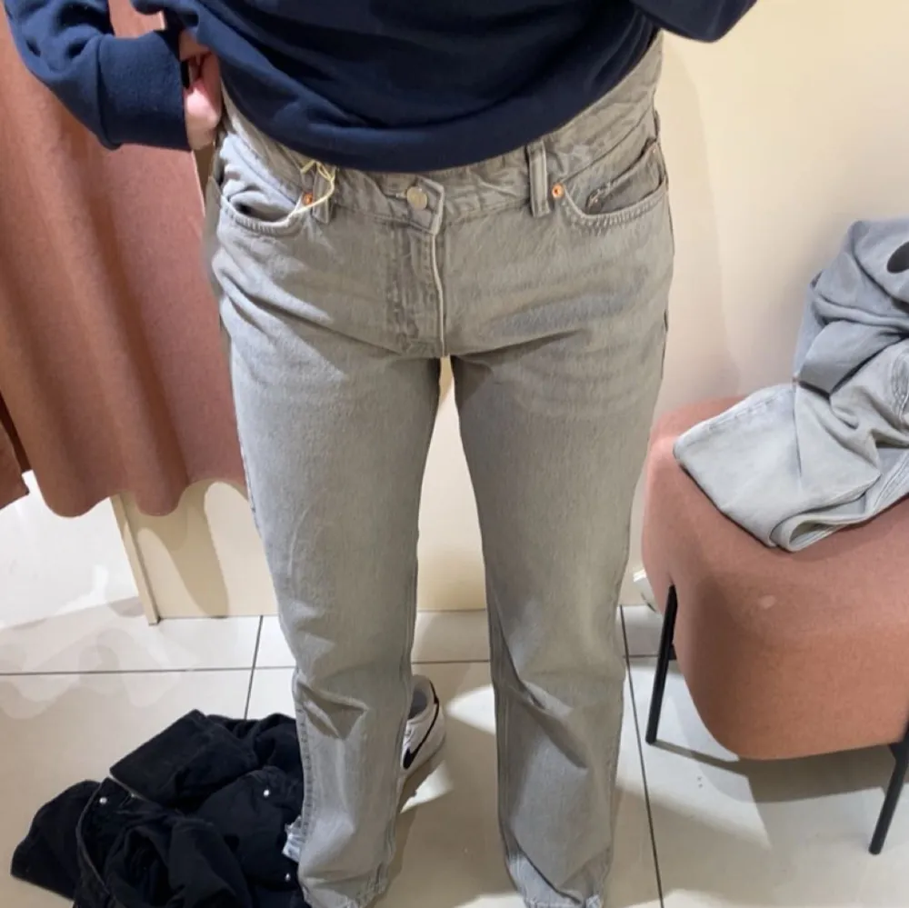 Gråa lågmidjade jeans från Gina Tricot🩷 Använt fåtal gånger!. Jeans & Byxor.