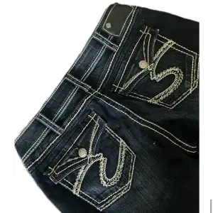 Feta mörkblå jeans med vita stygn! Bootcut och coola bakfickor. i perfekt skick och inga defekter. mått finns på bild 5😁 funkar för både tjejer och killar🤝 hör av dig vid frågor!🩷