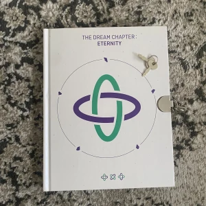 KPOP ALBUM TXT - Säljer denna album från TXT!! Allt är i bra skick. Albumet inkluderar allt (photocards, nycklar, m.m). 