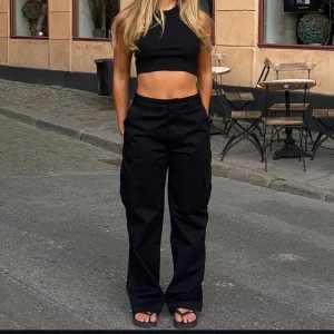 A-dsgn cargo pants  - A-dsgn svarta cargo pants  (egna bilder kan fixas) Aldrig använda prislappen kvar  Strl xs