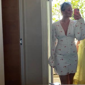 ”Florence dress” -Adoore - Säljer denna otroliga sommarklänning ”Florence dress” från Adoore i storlek 36, säljer pga använder ej tillräckligt! Använd endast 3 gånger, säljer för minst 1200kr