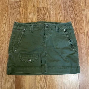 Vintage grön kjol💚 - Skitsnygg mörk grön vintage kjol ifrån Tommy hilfiger🥰 kjolen är i storlek S.  Kontakta for mer info mvh🫶