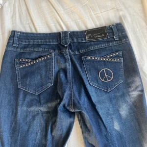 Lågmidjade jeans med peace tecken - Storlek XXL, uppskattad storlek M-L men lite osäker(se måtten på bilder).💕 